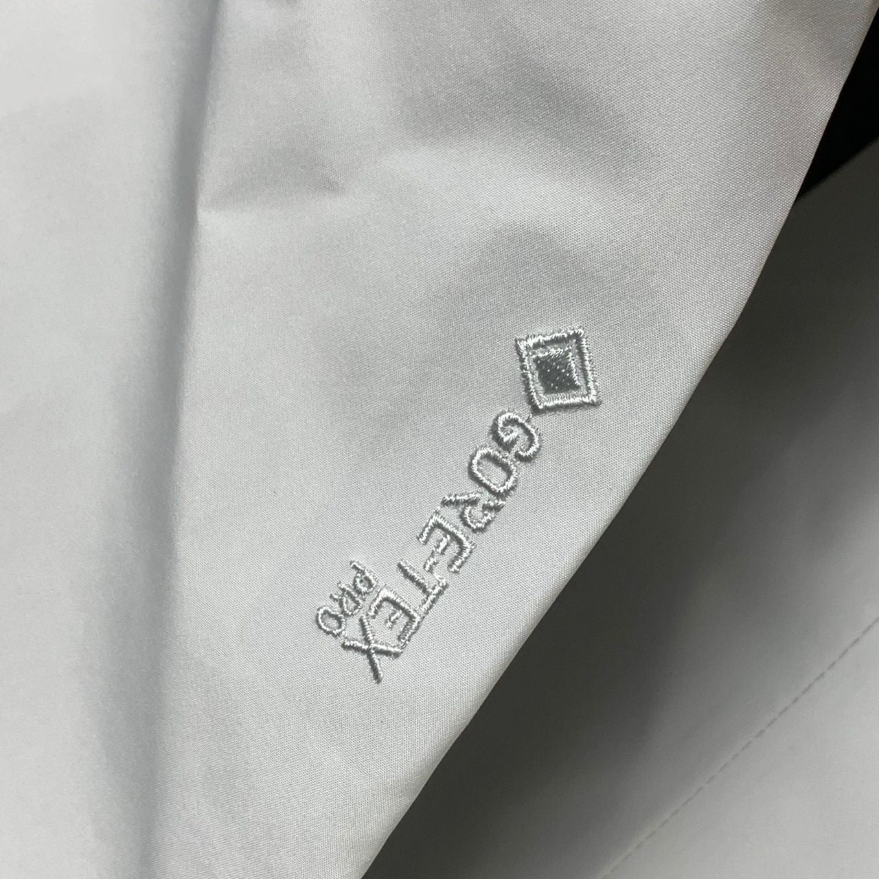 Arc’teryx Alpha SV Jacket ‘White’